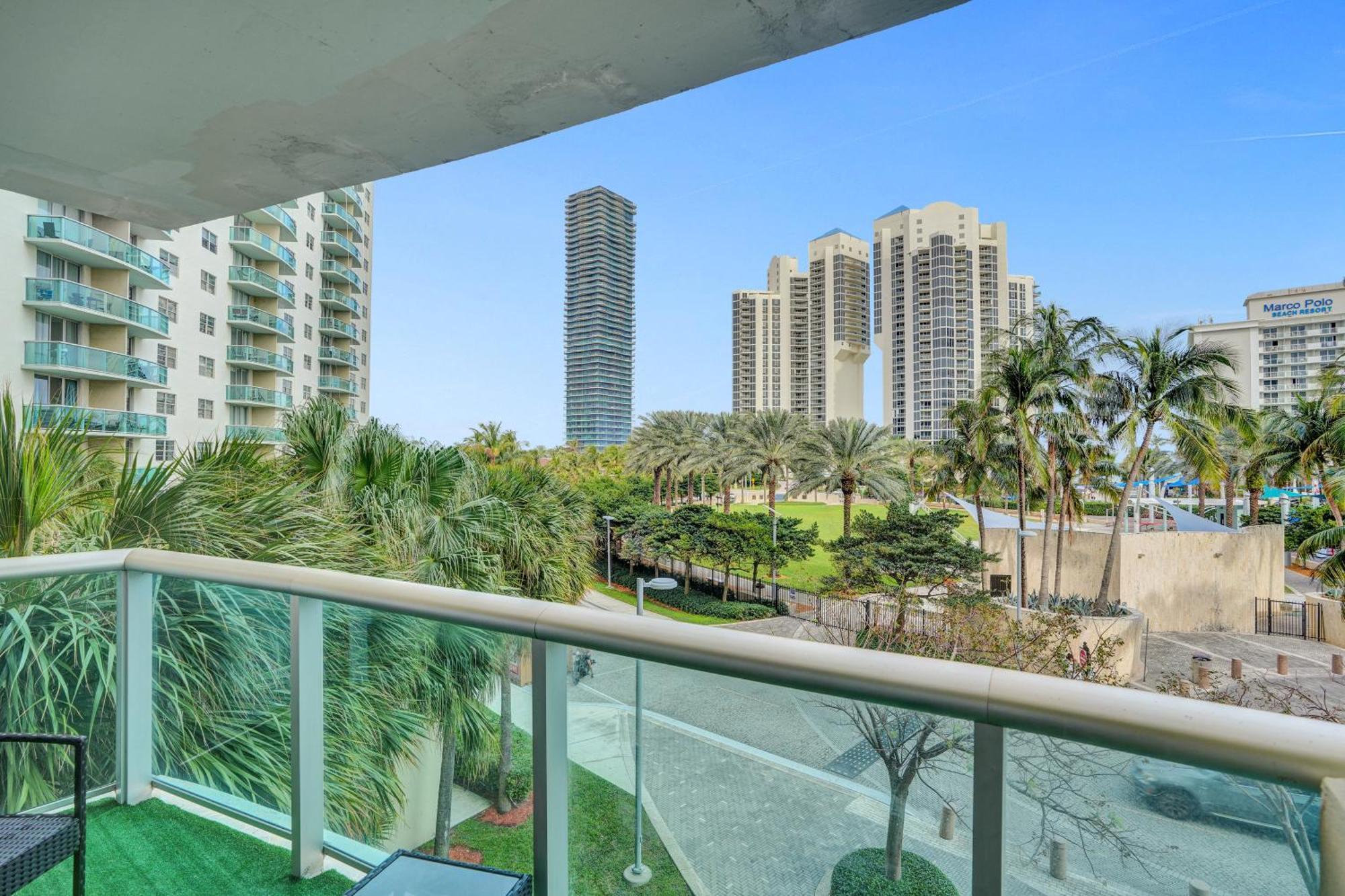 Ocean Reserve Luxury Condos Across From Sunny Isles Beach Майами-Бич Экстерьер фото