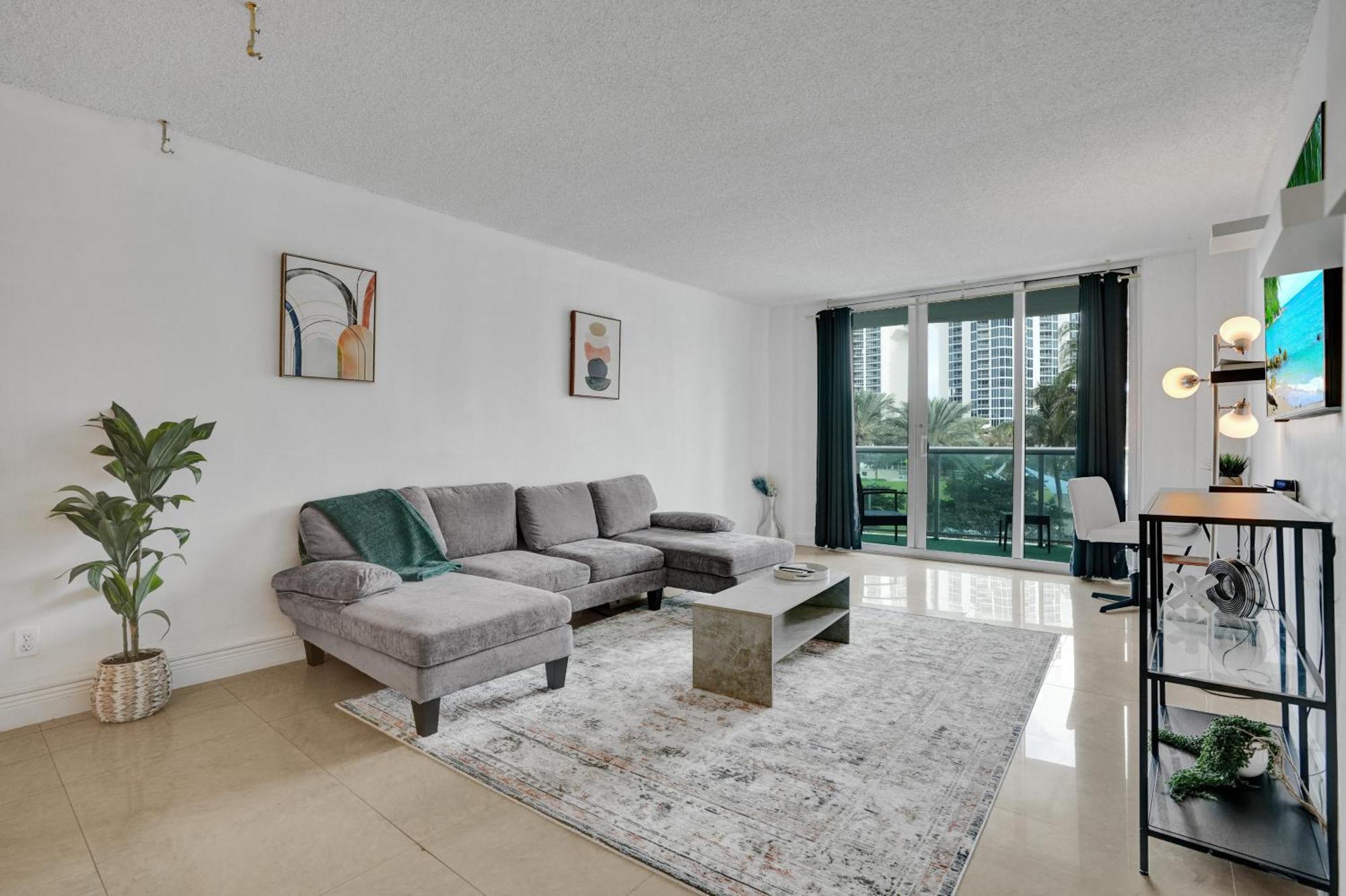 Ocean Reserve Luxury Condos Across From Sunny Isles Beach Майами-Бич Экстерьер фото