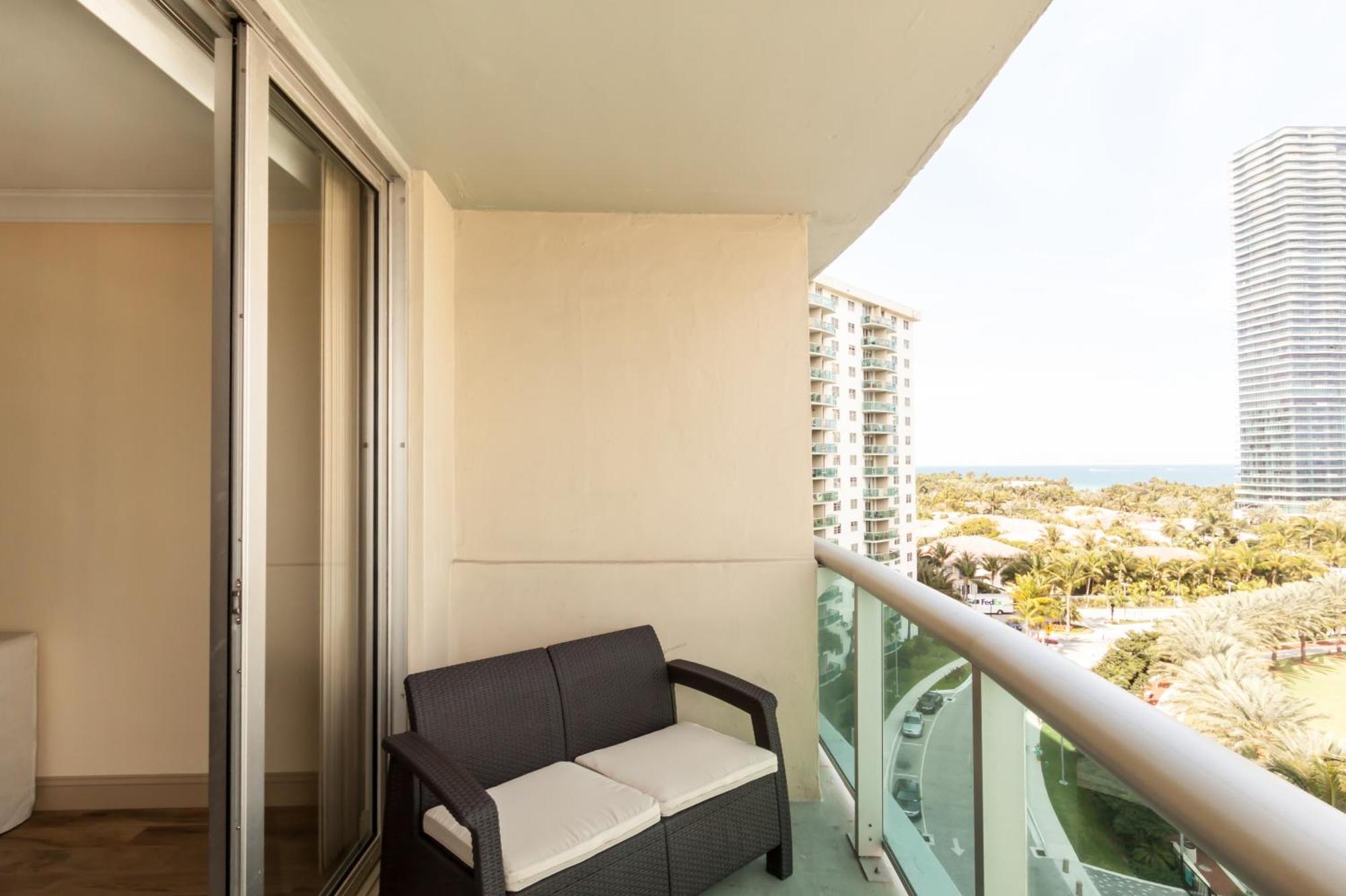 Ocean Reserve Luxury Condos Across From Sunny Isles Beach Майами-Бич Номер фото
