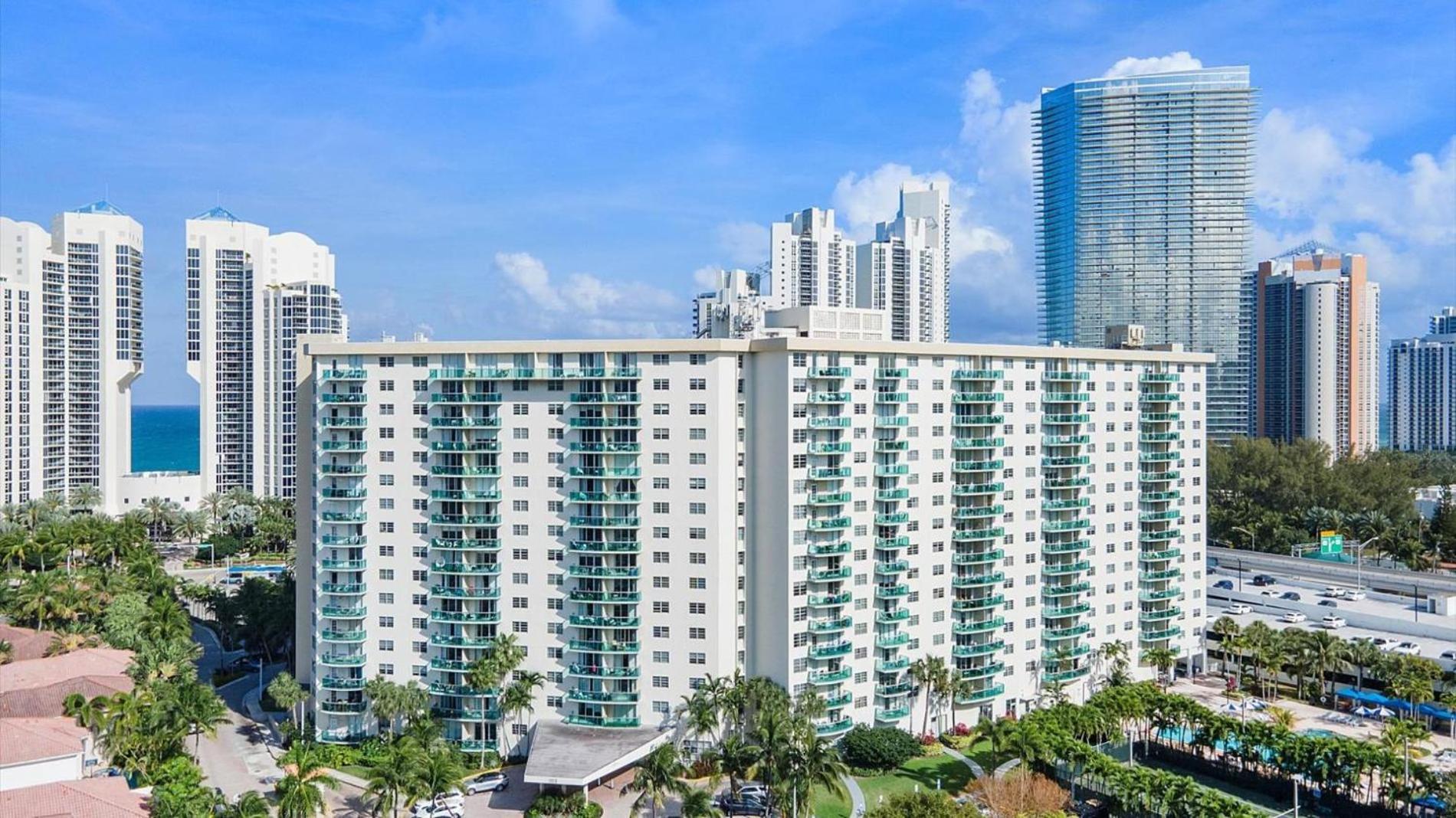 Ocean Reserve Luxury Condos Across From Sunny Isles Beach Майами-Бич Экстерьер фото