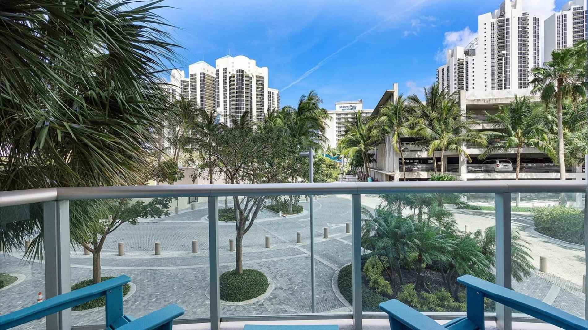 Ocean Reserve Luxury Condos Across From Sunny Isles Beach Майами-Бич Номер фото