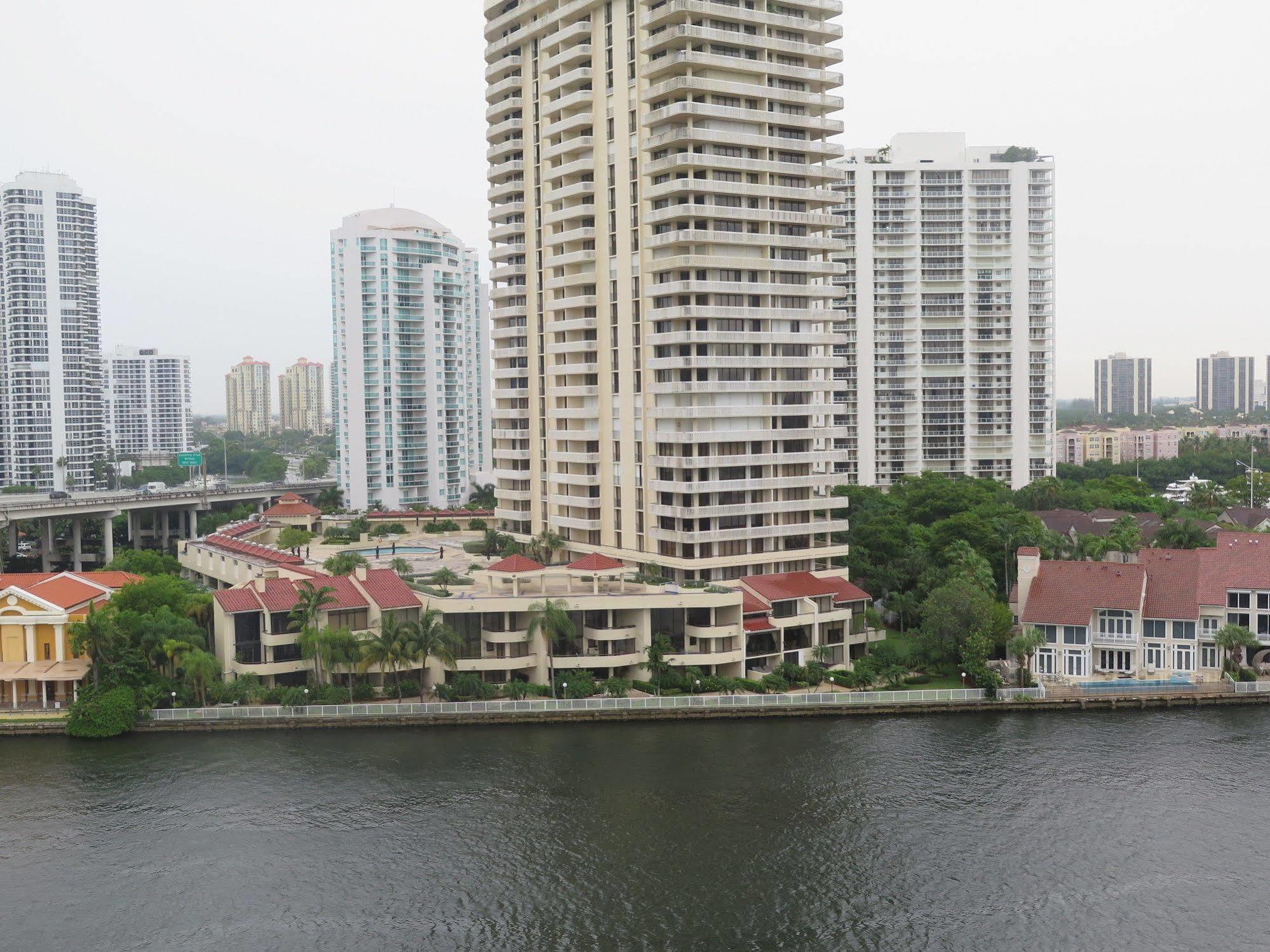 Ocean Reserve Luxury Condos Across From Sunny Isles Beach Майами-Бич Экстерьер фото